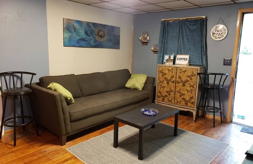 Church Street House | Bungalow Suite Priv 1 Double Bed/1 bath living room free park/Airport 10mins