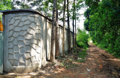Bungoma House | Bungalow with lush garden on the highway