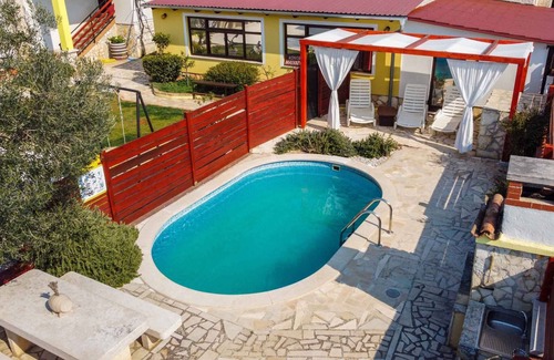 Muntic House | Bungalow with outdoor swimming pool