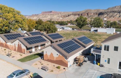 La Verkin House | Bunkhouse 5A Under Cottonwood Trees