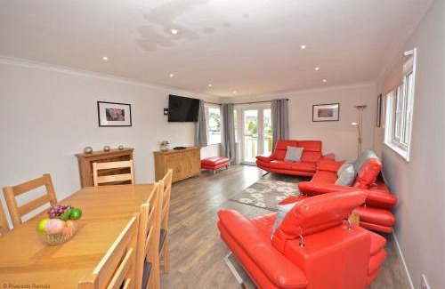 Wroxham House | Bure Croft - Holiday Cottage on the river in Wroxham