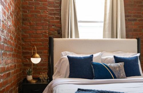 West New York Apartment | Burgundy Bliss 20 Min to Times Square