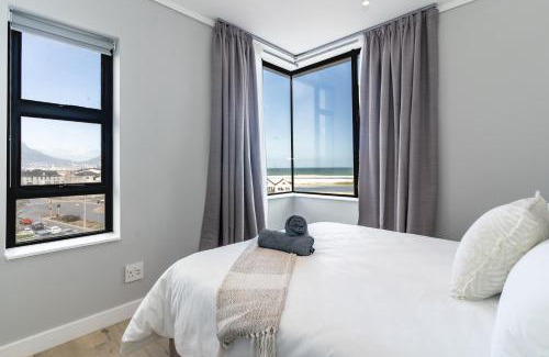Milnerton Apartment | Burmeister 401 - 2 Bedroom Apartment across from Ocean - Onsite Parking