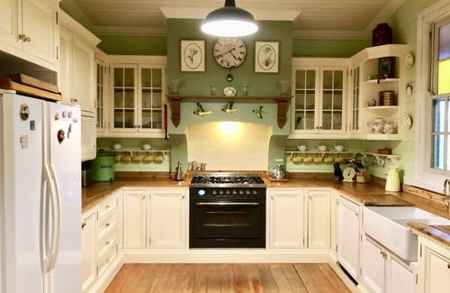 Katoomba House | Burnie Brae circa 1908 - Netflix, Wifi, Air Con, Quiet Area, with 1 X Queen Bed