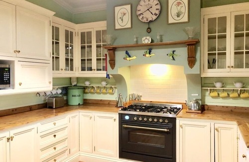 Katoomba House | Burnie Brae circa 1908 - Netflix, Wifi, Air Con, Quiet Area, with 1 X Queen Bed