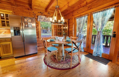 Wears Valley Cabin | Burning Tree 3 Bedroom Cabin by RedAwning