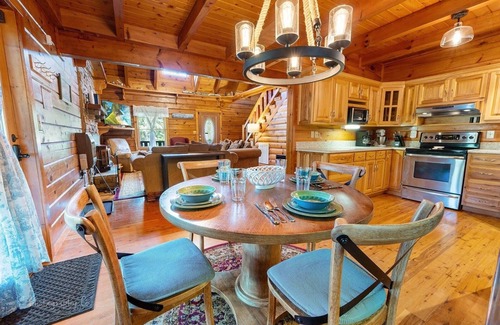 Wears Valley Cabin | Burning Tree 3 Bedroom Cabin by RedAwning