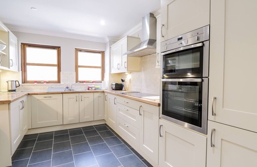 Aviemore Cottage | BURNSIDE HOUSE, pet friendly, character holiday cottage in Aviemore