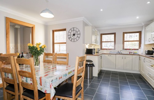 Aviemore Cottage | BURNSIDE HOUSE, pet friendly, character holiday cottage in Aviemore