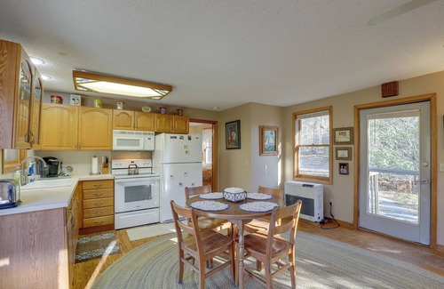 Burnsville Cottage | Burnsville Cabin w/Deck & Trails - Dog Friendly!