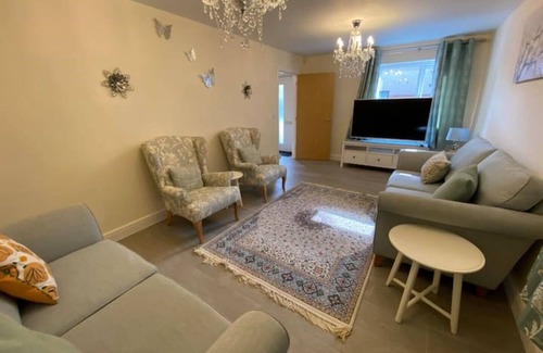 Milton Keynes House | Burton Way - Stylish, Spacious 4 Bedroom Detached Home
