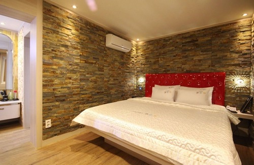 Dongnae District Hotel | Busan Oncheonjang 369