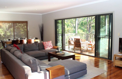 Elizabeth Beach House | Bush 2 Beach - Byo linen