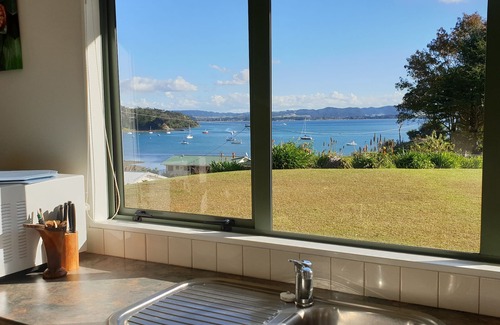 Whangarei Heads Cottage | Bush backdrop, privacy and Bay views