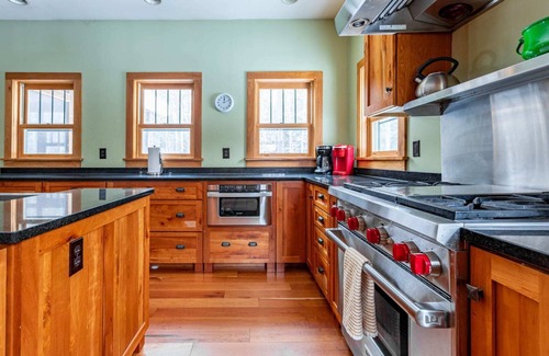 Monticello Cabin | Bush Kill Park - Lodge w/Hot Tub on 330 Acres