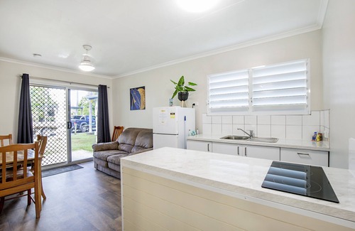 Airlie Beach Cabin | Bush Village Holiday Cabins