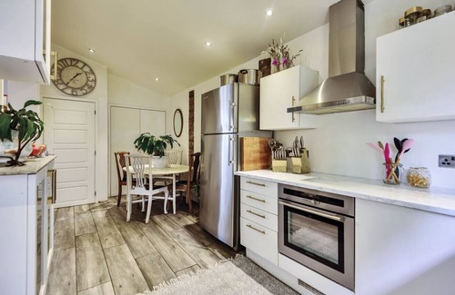 Bushey Cottage | Bushey Character 2 Bedroom self contained Cottage with own Driveway and Garden