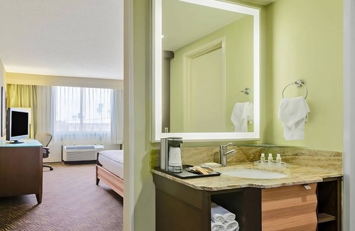 San Jose Hotel | Business-Friendly Property! 4 Enticing Units, Near Center of the Performing Arts