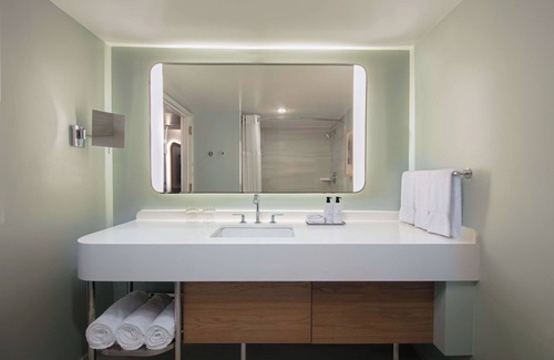 Flagami Hotel | Business-Friendly Property! Three Attractive Units, Near Brickell City Centre