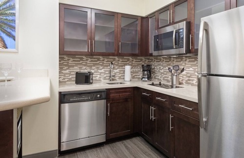 Seybold Hotel | Business Travel Bliss: 5 Minutes to Airport, Complimentary Breakfast! Pool!
