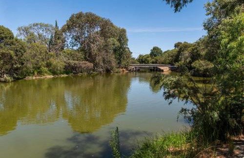 Busselton House | Busselton River Cottage with WiFi