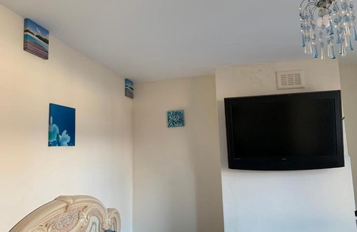 Leigh House | Busy Bee - Guest House - Self Service