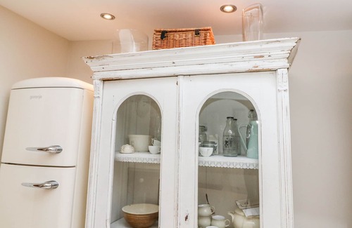 Calwich House | BUTLERS LODGE, family friendly, character holiday cottage in Mayfield