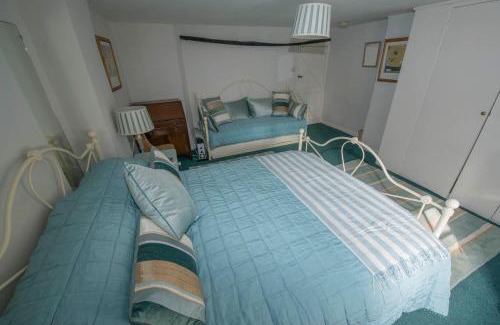 Holt House | Buttercup Cottage