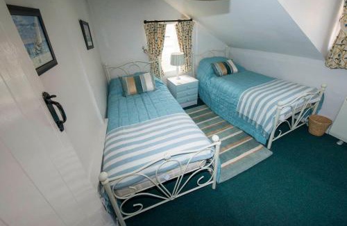 Holt House | Buttercup Cottage