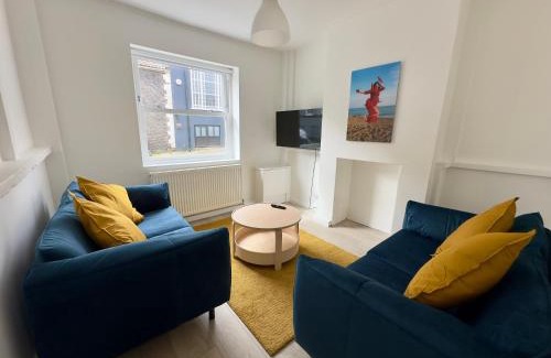 St Leonards-On-Sea House | Buttercup Cottage Off-Street Parking 2 Large SUVs 3 Minutes to Beach