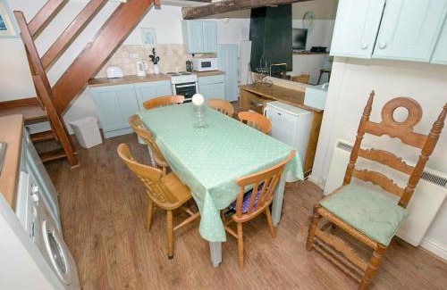 Holt House | Buttercup Cottage - Ukc2847