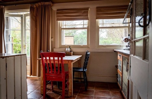 Leura Cabin | Buttercup Oasis - Cabin with Hot-Tub and Firepit
