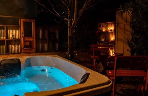Leura Cabin | Buttercup Oasis - Cabin with Hot-Tub and Firepit