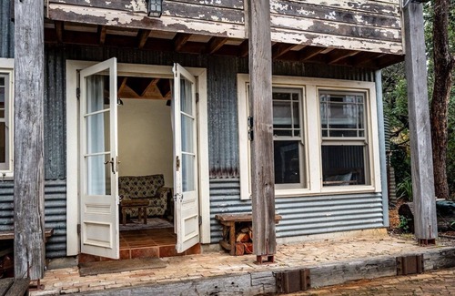 Leura Cabin | Buttercup Oasis - Cabin with Hot-Tub and Firepit