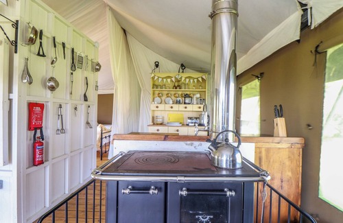 Castallack Cottage | BUTTERCUP, pet friendly, with hot tub in St Buryan