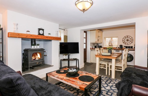 Maltby le Marsh Cottage | BUTTERFLY COTTAGE, pet friendly, with hot tub in Mablethorpe