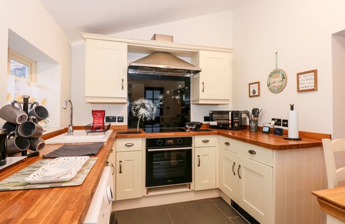 Maltby le Marsh Cottage | BUTTERFLY COTTAGE, pet friendly, with hot tub in Mablethorpe