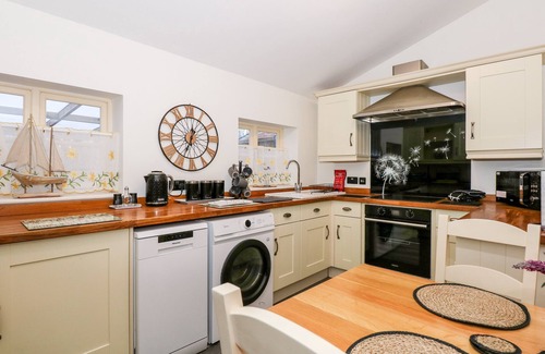 Maltby le Marsh Cottage | BUTTERFLY COTTAGE, pet friendly, with hot tub in Mablethorpe