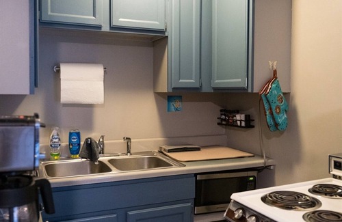 Geneva-on-the-Lake Cottage | "Butterfly Escape – Your Cozy Retreat for Girls’ Trips & Family Adventures!"