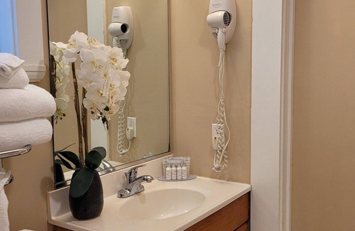 Pacific Grove Hotel | Butterfly Grove Inn