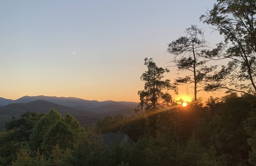 Franklin Cabin | Butterfly Mountain Cabin for 8 w/amazing view+wifi, 3 bdrm, 3.5 bath, & firepit