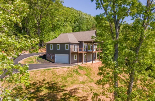 Franklin Cabin | Butterfly Mountain Cabin for 8 w/amazing view+wifi, 3 bdrm, 3.5 bath, & firepit