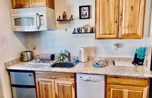 Ahwahnee Apartment | Butterfly Suite/Hot Tub/BBQ/Private