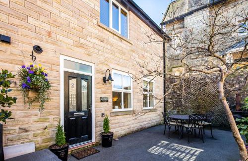 Buxton House | Buxton centre cosy cottage with free secure parking