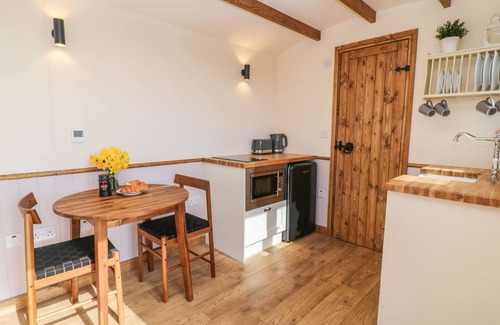 Crediton Cottage | BUZZARDS, romantic, character holiday cottage in Morchard Bishop