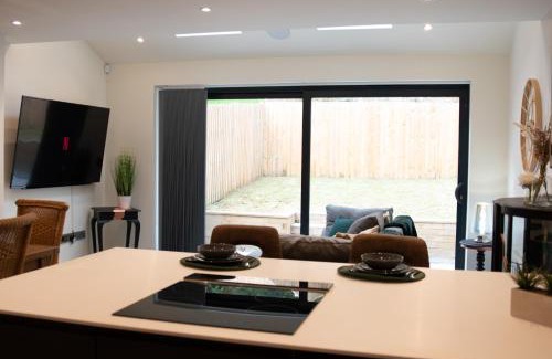 Leeds Apartment | Bv Luxury 3 Bedroom Townhouse At Bed Cliff Oaks