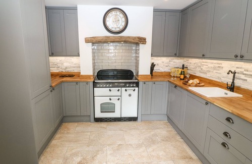 Penrhyndeudraeth Cottage | BWTHYN BACH GWYN, pet friendly, with hot tub in Penrhyndeudraeth