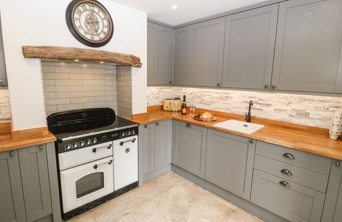 Penrhyndeudraeth Cottage | BWTHYN BACH GWYN, pet friendly, with hot tub in Penrhyndeudraeth