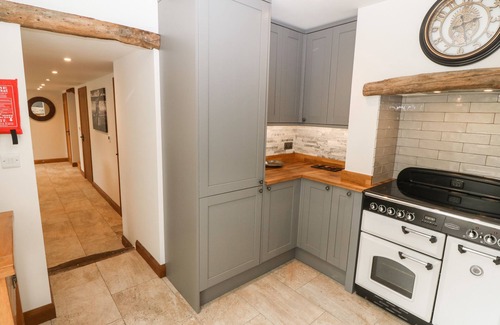 Penrhyndeudraeth Cottage | BWTHYN BACH GWYN, pet friendly, with hot tub in Penrhyndeudraeth