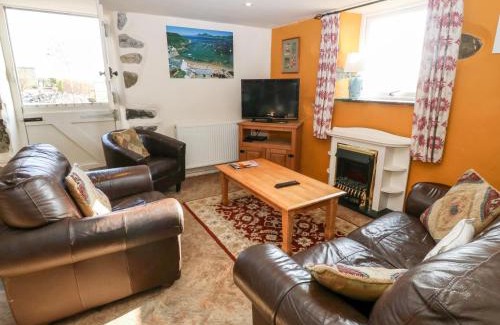 Rhyd-y-clafdy House | Bwthyn Celyn Holly Cottage